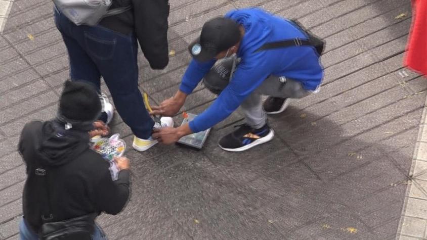 [VIDEO] Venta callejera de "ojetillos" en zapatos: Nuevo modus operandi de bandas en el centro