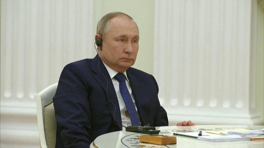 [VIDEO] Putin y su extrema seguridad para ir al baño