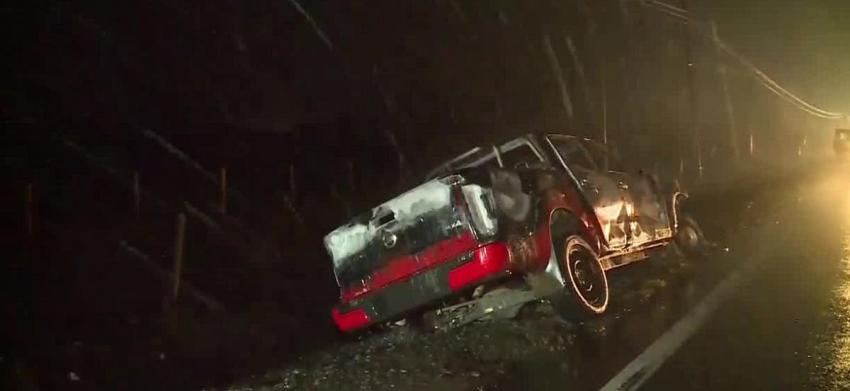 Diversos cortes de rutas en La Araucanía: Choque de tres vehículos contra un árbol dejó 2 lesionados