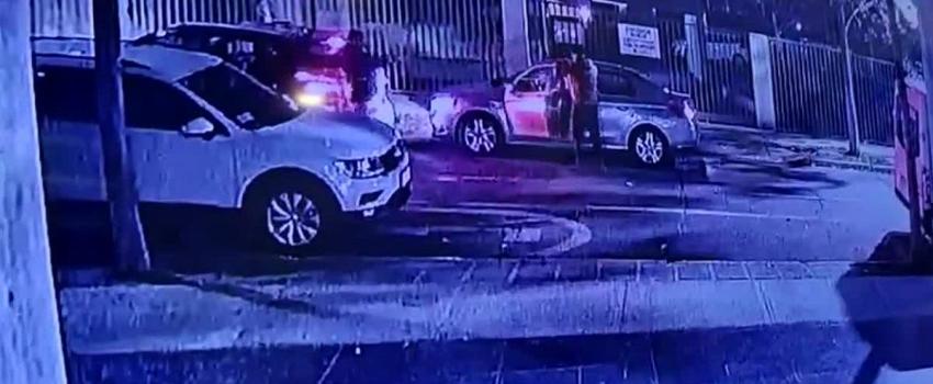 Conductor sufrió violento robo de su vehículo en Las Condes: Fue intimidado con armas de fuego