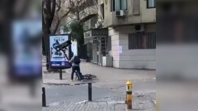 [VIDEO] Sujeto derribó poste para robarse una bicicleta en cercanías del Cerro Santa Lucía