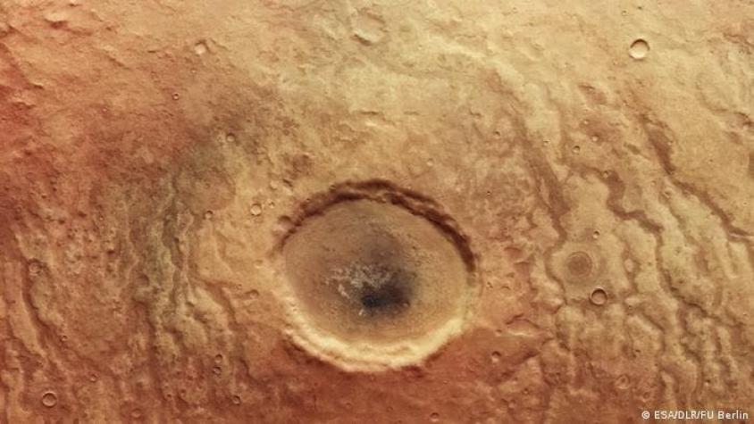 Revelan imágenes de un cráter marciano inquietantemente similar a un enorme ojo humano