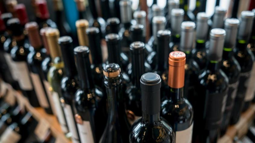 Mujer es despedida de supermercado y destroza decenas de botellas de vino