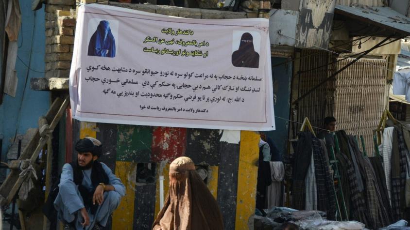 Carteles talibanes en las calles de Afganistán: las mujeres sin velo "intentan parecer animales"