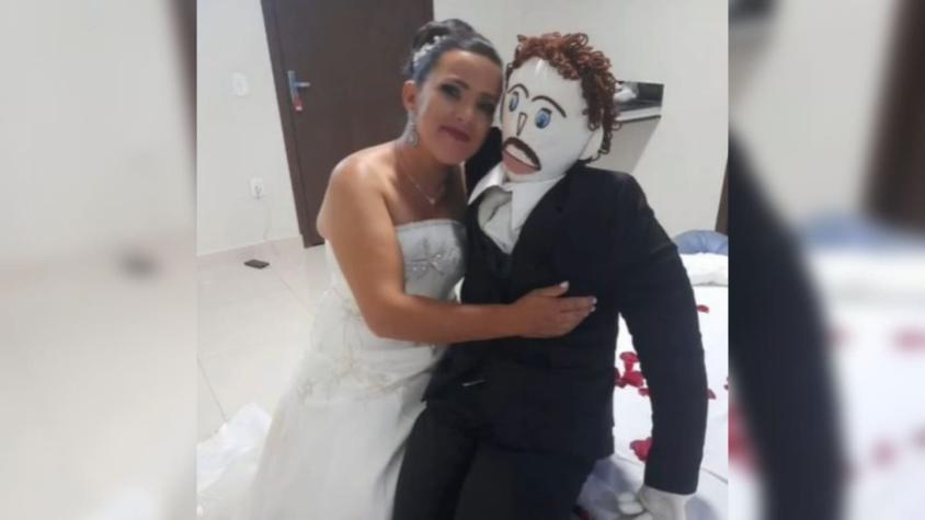 Las razones de la mujer que se hizo viral por su "matrimonio" con un muñeco de trapo