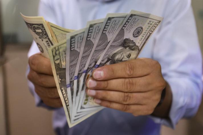 Continúa la presión sobre el dólar que supera $ 876 en Chile y marca récord histórico