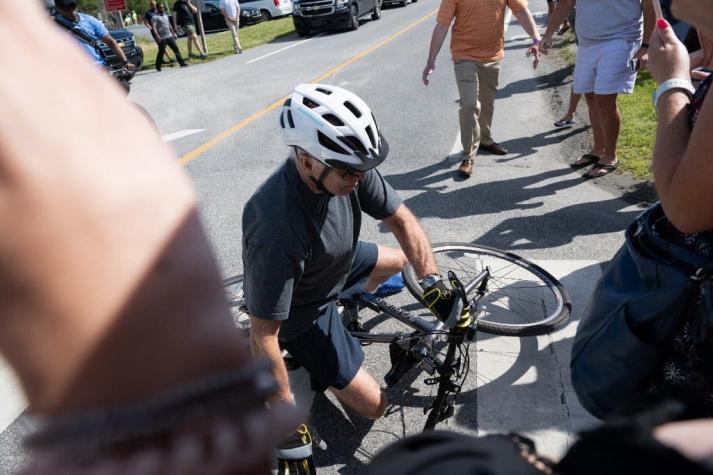 [VIDEO] Presidente Biden se cae en bicicleta