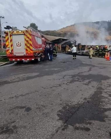 Dos muertos por choque de vehículo en Pichidegua: el auto chocó con casa y ambos se incendiaron
