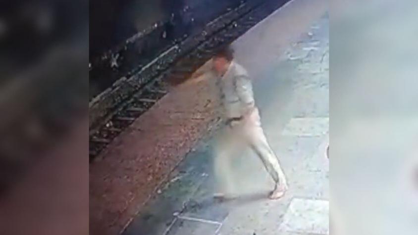 [VIDEO] Policía salva a una anciana antes que un tren la arrollara a toda velocidad en India