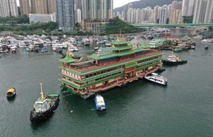 Famoso restaurante flotante de Hong Kong se hunde en el mar de China