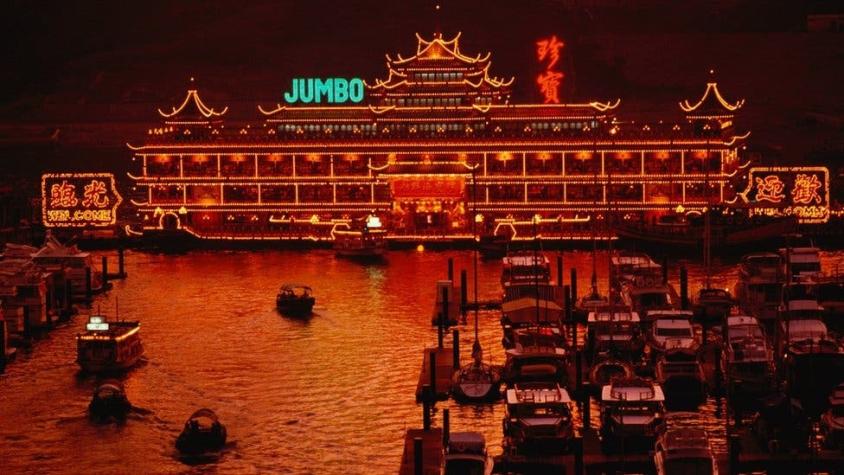Hong Kong: el hundimiento del icónico restaurante flotante Jumbo