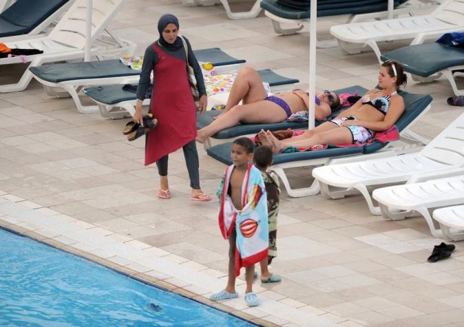 Justicia francesa confirma prohibición de traje de baño burkini en piscinas municipales