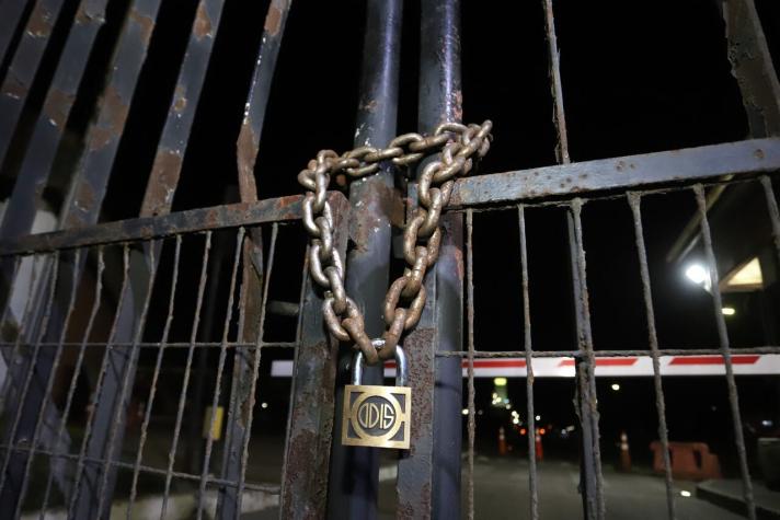 Con cadenas y candados: Trabajadores de Codelco cerraron División de Ventanas esta medianoche
