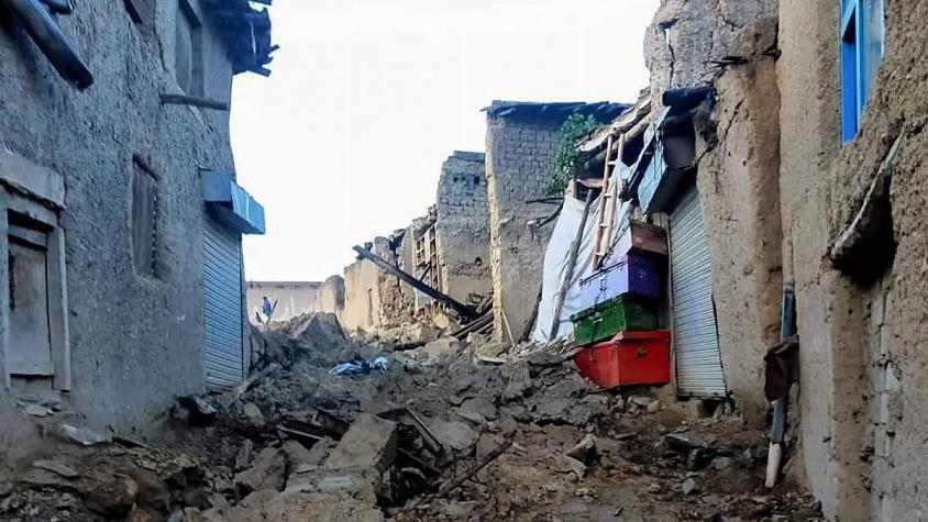 Suben a más de mil las muertes por terremoto en Afganistán: Servicios humanitarios ya se desplegaron
