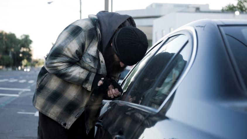 "¿Te ayudo?": Conductor sorprende a ladrón intentando robarle una pieza del auto y lo encara