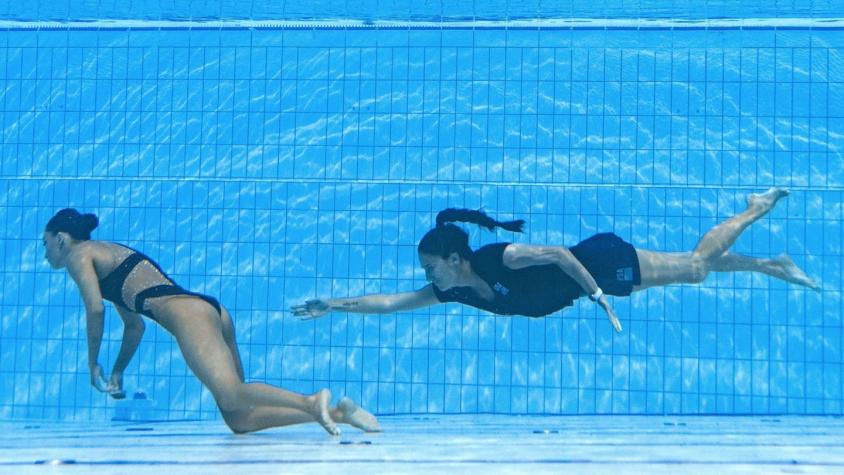 El momento en que salvan a la nadadora Anita Álvarez tras desmayarse en la piscina durante Mundial