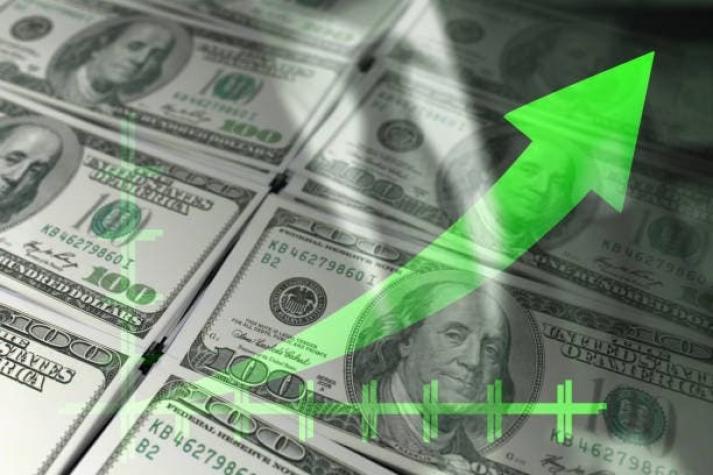 Dólar sube con fuerza y marca nuevo máximo histórico de $900 en medio de retroceso del cobre