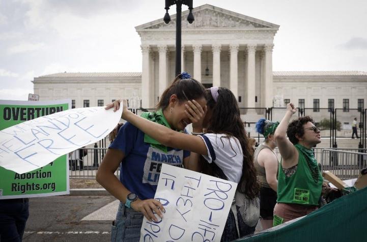Corte Suprema de EEUU revoca el derecho constitucional al aborto