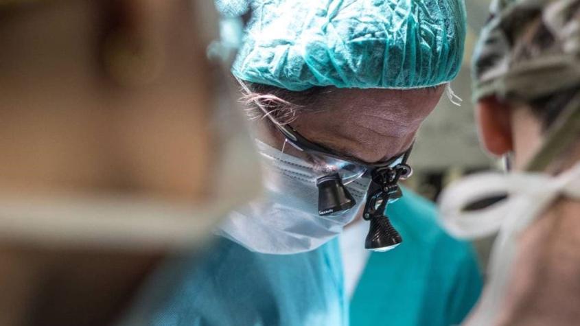 Paciente queda ciego tras operación: Doctor le extirpó el ojo equivocado
