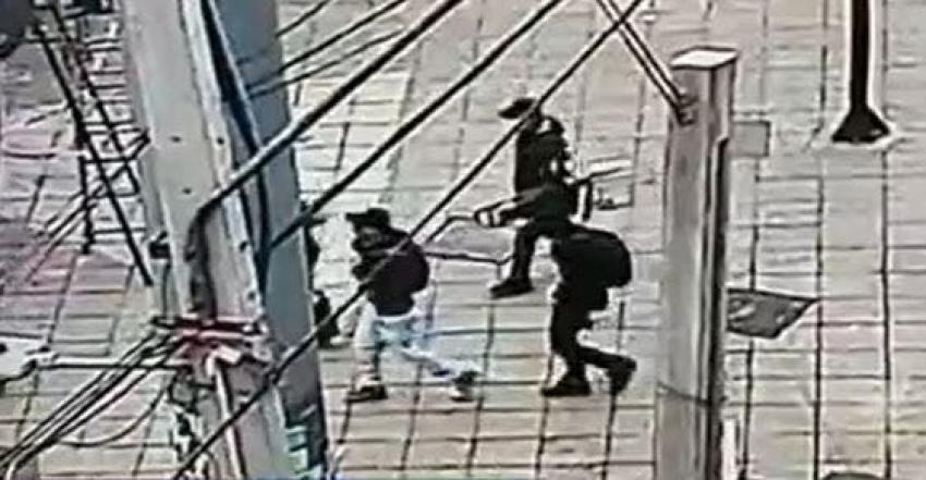 [VIDEO] Hombre es asesinado apuñalado a la salida de Metro: Fiscalía investiga robo con homicidio