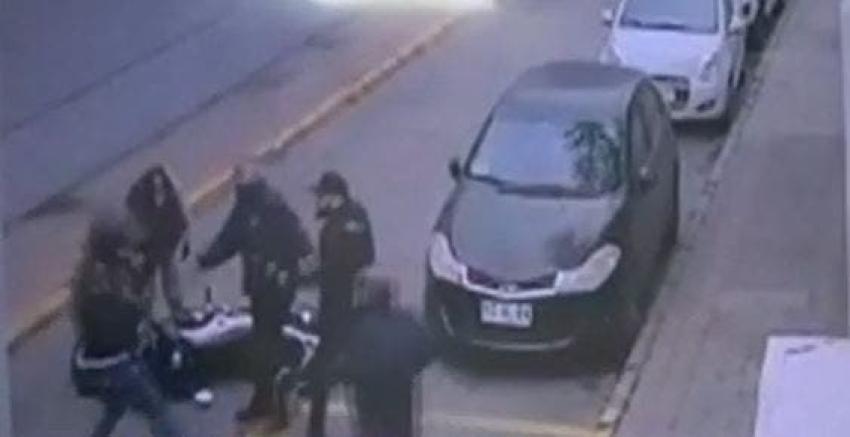 [VIDEO] Mujer derribó a motochorro que le robó su teléfono en Providencia