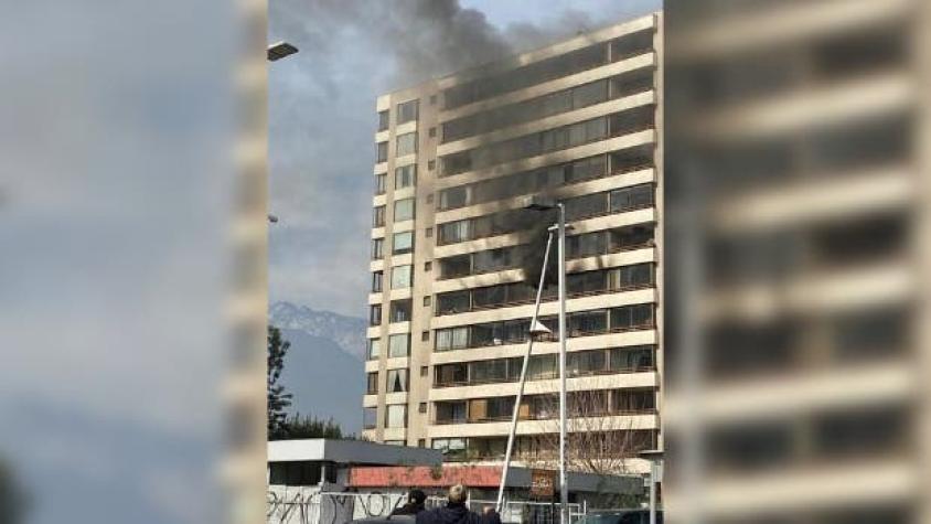 Incendio afecta a edificio residencial en La Reina