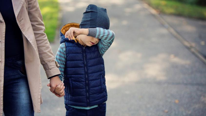 Madre llevó a su hijo a la casa de una compañera para disculparse por decirle "gorda y fea"