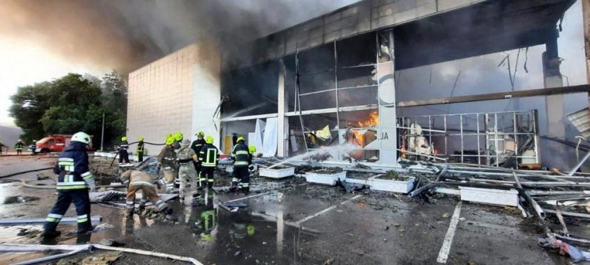 Misil impacta en centro comercial de Ucrania y deja al menos diez muertos y 40 heridos