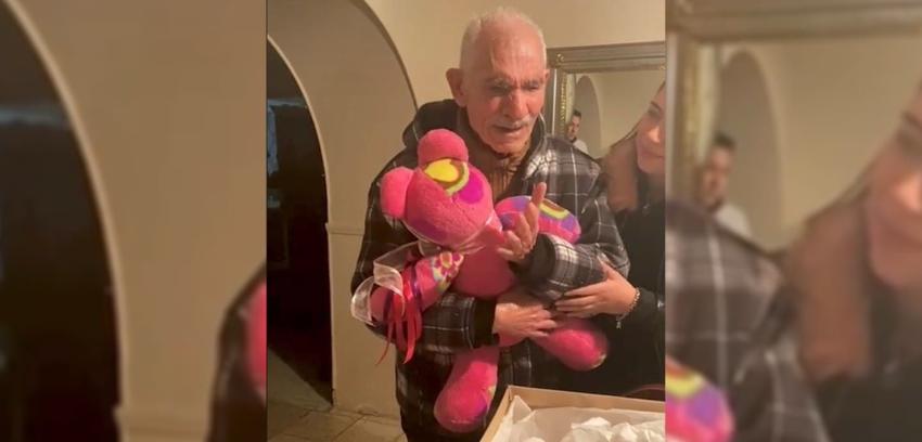 Abuelo rompió en llanto al recibir un peluche hecho con manta de su difunta esposa en su cumpleaños