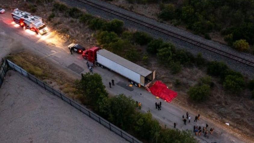 ¿Quién es responsable de la tragedia del camión de Texas en el que murieron 50 migrantes?