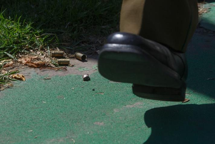 Balacera interrumpe reunión de vecinos en Valparaíso: personas debieron arrojarse al suelo Balacera interrumpe reunión de vecinos en Valparaíso: personas debieron arrojarse al suelo