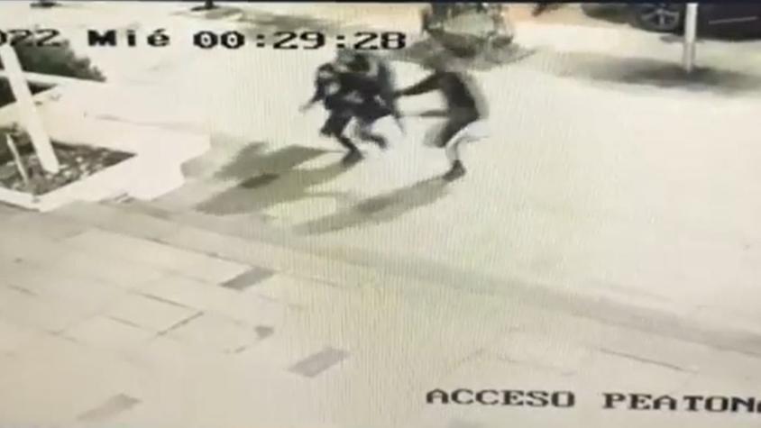Mujer sufre el robo de su perrita en La Reina: cámaras de seguridad captaron el violento asalto