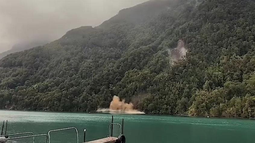 Captan deslizamiento de parte del cerro que provocó tsunami lacustre en Lago Todos Los Santos