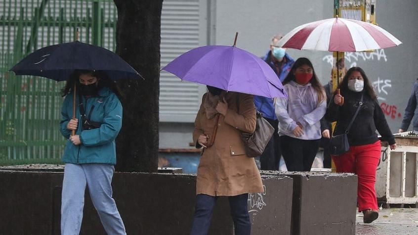 "Va a durar gran parte del día": Revisa el horario en que comenzará a llover el viernes en Santiago