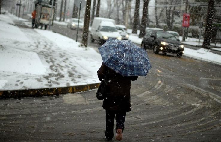 Meteorología proyecta caída de agua nieve en precordillera para este viernes en la RM