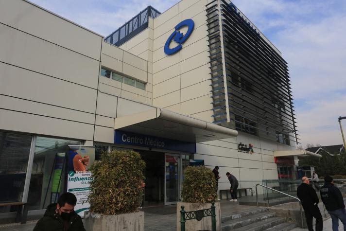 "Se encuentra compartiendo con su familia": Dan de alta a enfermera apuñalada en Las Condes