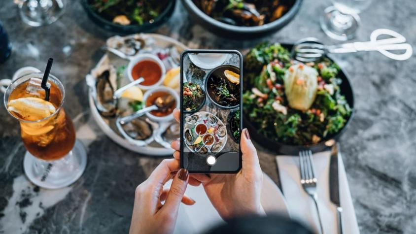 Influencer pidió comer gratis y restaurante le propuso pagar la cuenta: "Lo que gaste será donado"