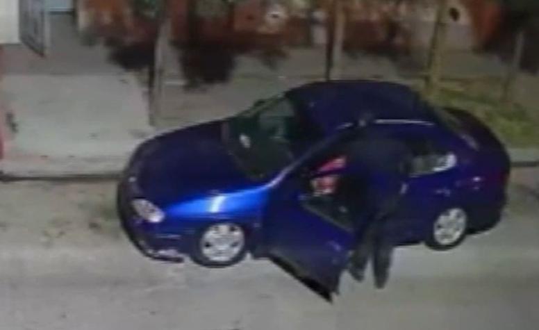 Video muestra insólito robo de policía a conductor que se durmió en el auto: le sacó el celular