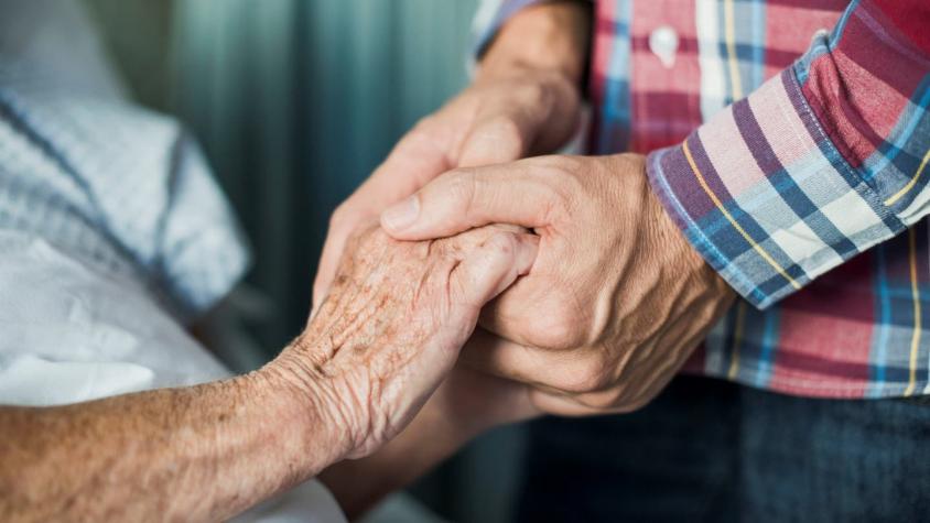 Muere hombre con cáncer que logró casarse hospitalizado tras confusión legal del Registro Civil