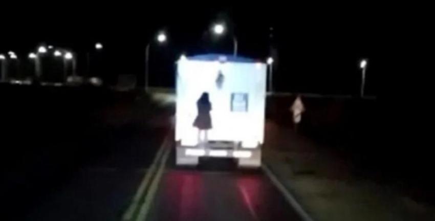 "No creía en esto...": Conductor grabó a supuesta mujer fantasma colgando de un camión 