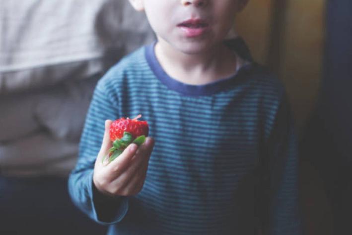 Condenan a padres por dejar morir de hambre a su hijo: lo alimentaban solo con vegetales y frutas