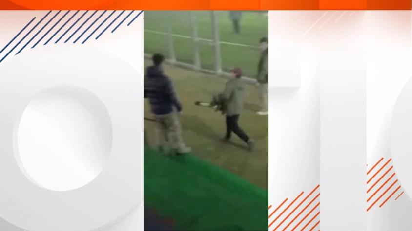 [VIDEO] Violencia en el estadio de Santa Juana: Quiso ganar pelea con una motosierra