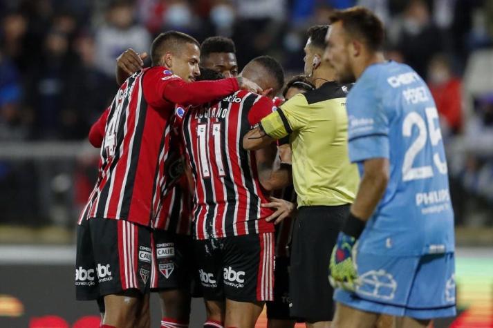Sao Paulo golea a la UC que complica su calificación en Copa Sudamericana