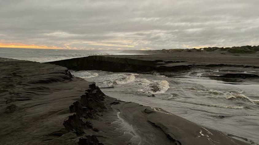 Mujer desapareció en playa de Pelluhue: Fue arrastrada por el mar tras un desprendimiento de arena