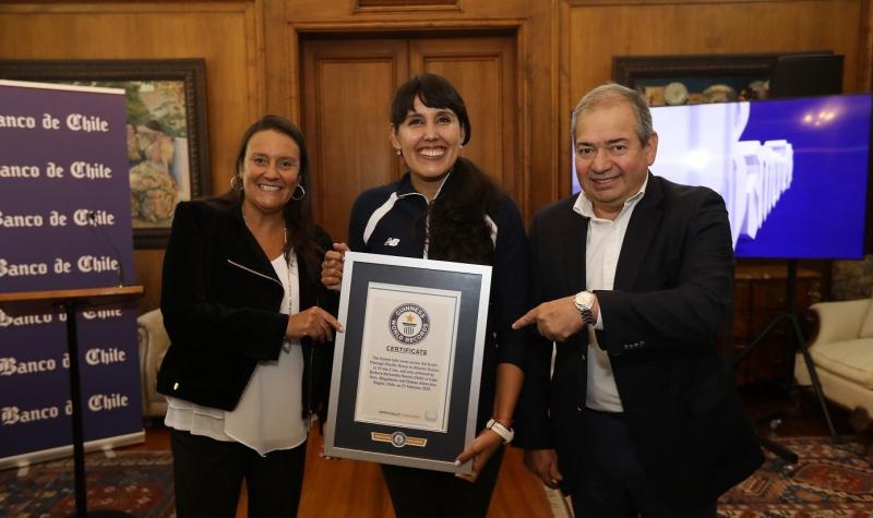 Banco de Chile entregó reconocimiento a nadadora de aguas gélidas Bárbara Hernández