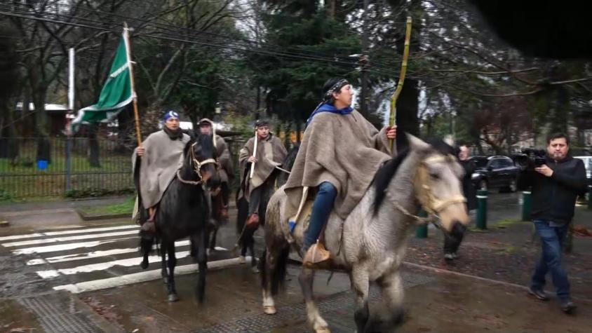 Machi Celestino Córdova llegó a caballo a cárcel de Temuco para ceremonia mapuche
