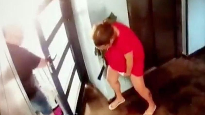 [VIDEO] Mujer dio a luz de pie y apoyada en una pared en el hall de un edificio