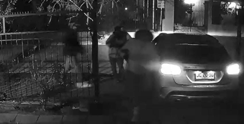 Cinco sujetos derriban el portón de un hogar para robar un vehículo en su interior