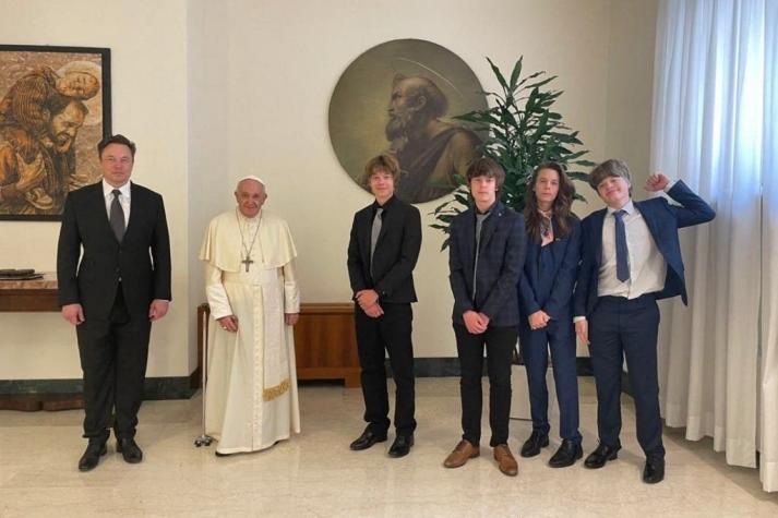 Elon Musk rompe su silencio en Twitter con una foto junto al Papa Francisco