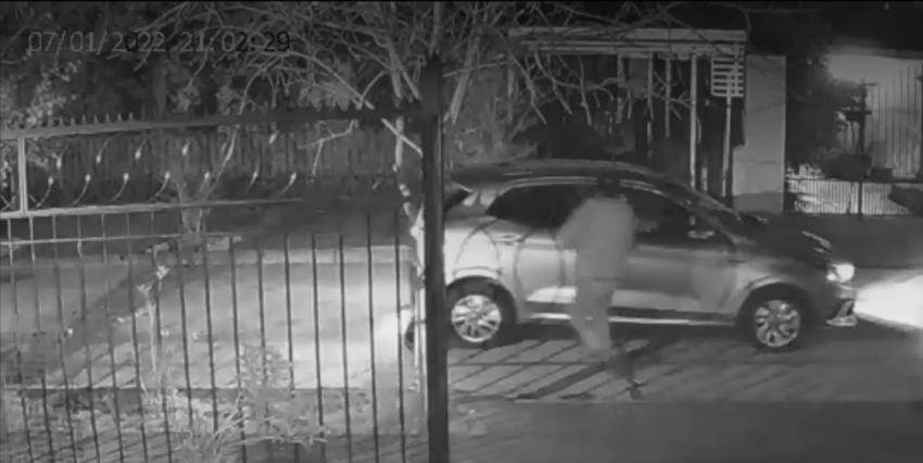 [VIDEO] Inédito "alunizaje" en una casa para robar un auto